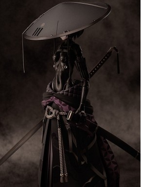 Estatua de Falslander Ronin con sombrero y espadas