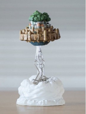 Estatua Magnet Flying Castle con base de nubes