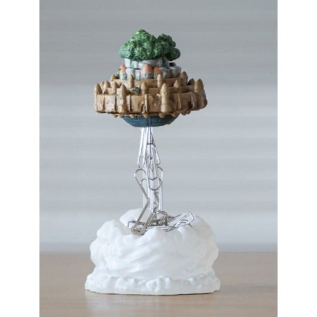 Estatua Magnet Flying Castle con base de nubes