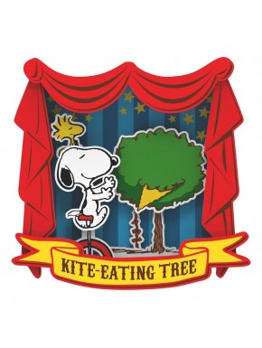 Imán de madera Peanuts con Snoopy en un escenario de circo