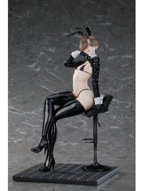 Estatua de Yayoi Sakuragi en traje de látex negro