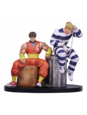 Estátua de PVC de Cody e Guy de Street Fighter na base.