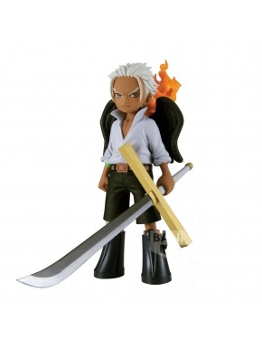 Figura S-Hawk de One Piece con espada y efecto fuego.