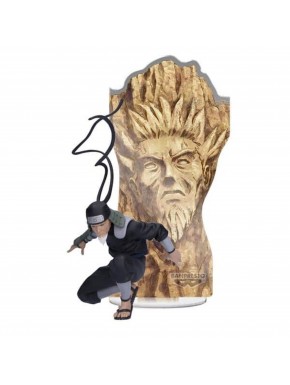 Figura de Hiruzen Sarutobi de Naruto Shippuden con fondo de monumento