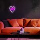 Lámpara neon LED en forma de corazón con palabra LOVE en violeta y blanco