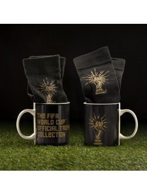 Set de taza negra y calcetines FIFA color dorado y blanco