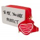 Bandolera con frase 'To Me, You Are Perfect' y cartera de corazón