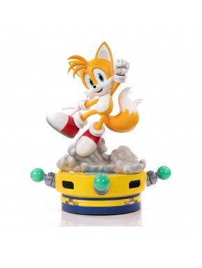 Estatua de Tails de Sonic The Hedgehog sobre base amarilla