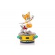 Statue de Tails de Sonic The Hedgehog sur base jaune
