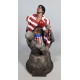 Estátua de Rocky Balboa com luvas vermelhas e bandeira americana