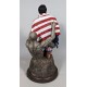 Estátua de Rocky Balboa com luvas vermelhas e bandeira americana