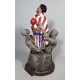 Estátua de Rocky Balboa com luvas vermelhas e bandeira americana
