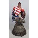 Estátua de Rocky Balboa com luvas vermelhas e bandeira americana