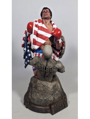 Estatua de Rocky Balboa con guantes rojos y bandera americana