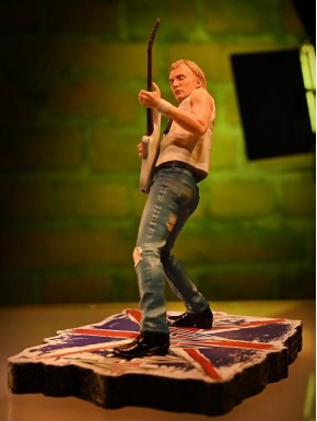 Estatua de Phil Collen de Def Leppard en 24 cm
