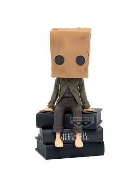 Figura de Mono de Little Nightmares II sobre libros