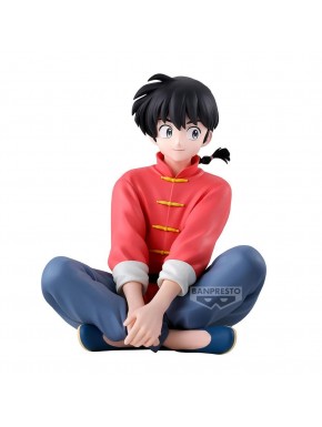 Figura de Ranma Saotome en uniforme rojo sentado