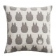 Almohada gris con siluetas de Totoro 45x45 cm