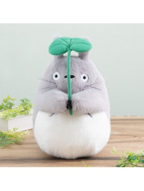 Peluche de Mi Vecino Totoro con hoja verde, mediano.
