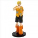 Figura de Sanji de One Piece con camisa naranja flores