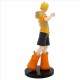 Figura de Sanji de One Piece con camisa naranja flores