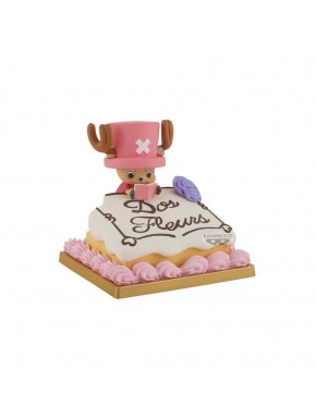 Figura de Tony Tony Chopper sobre pastel con sombrero rosa