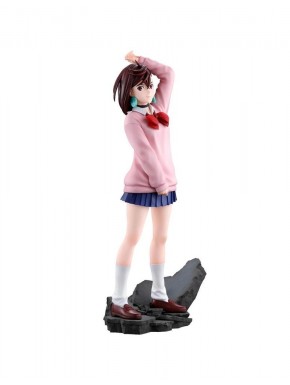 Figura Ichibansho de Momo con suéter rosa y falda azul