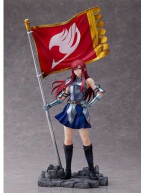 Estatua Erza Scarlet con bandera de Fairy Tail