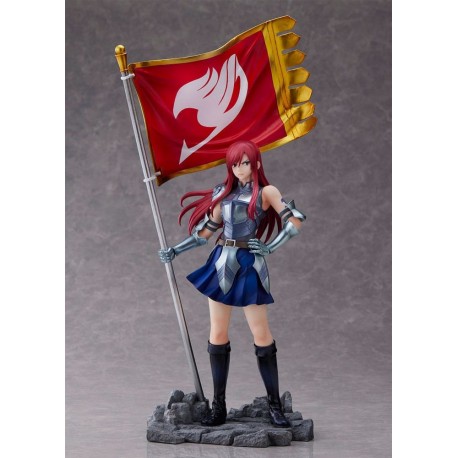 Estatua Erza Scarlet con bandera de Fairy Tail