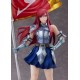 Estatua Erza Scarlet con bandera de Fairy Tail