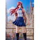 Estatua Erza Scarlet con bandera de Fairy Tail