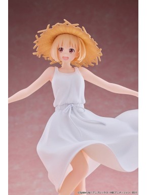 Estatua de Chisato Nishikigi con vestido blanco