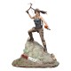 Estatua PVC Lara Croft Survivor Tomb Raider sobre base rocosa