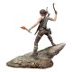 Estatua PVC Lara Croft Survivor Tomb Raider sobre base rocosa