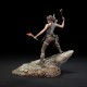 Estatua PVC Lara Croft Survivor Tomb Raider sobre base rocosa