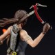 Estatua PVC Lara Croft Survivor Tomb Raider sobre base rocosa