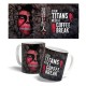 Taza Attack on Titan con diseño de titán y texto 'Coffee Break'