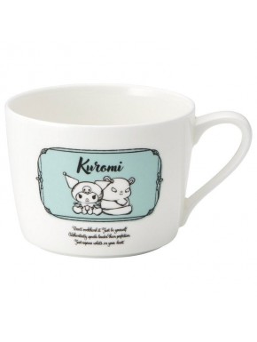 Caneca de cerâmica Kuromi com fundo azul claro