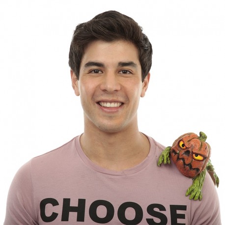 Muñeco calabaza sobre el hombro de una persona