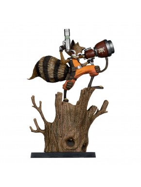 Statue de Rocket Racoon sur arbre avec armes
