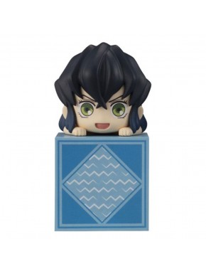 Figura de Hashibira Inosuke sobre cubo azul.