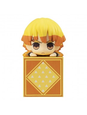 Figura Zenitsu Agatsuma de 10 cm sobre un cubo decorado.