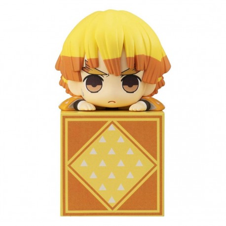Figura Zenitsu Agatsuma de 10 cm sobre un cubo decorado.