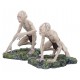 figuras de Gollum y Smeagol sobre bases rocosas