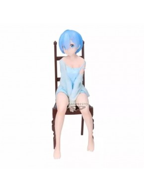 Figurine de Rem de Re:ZERO assise sur une chaise