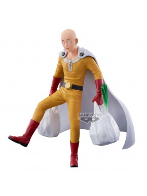 Figura de Saitama en postura relajada llevando bolsas de comestibles