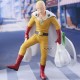 Figura de Saitama en postura relajada llevando bolsas de comestibles
