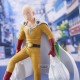 Figura de Saitama en postura relajada llevando bolsas de comestibles