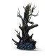 Statue d'Eddie d'Iron Maiden dans un arbre sombre