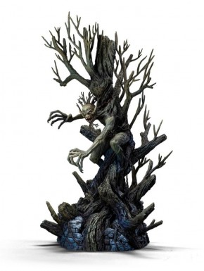 Statue d'Eddie d'Iron Maiden dans un arbre sombre